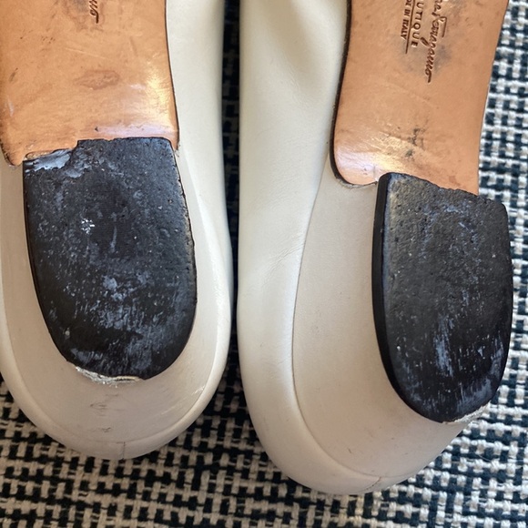 Ferragamo Cream Bow Heels - Picture 3 of 3